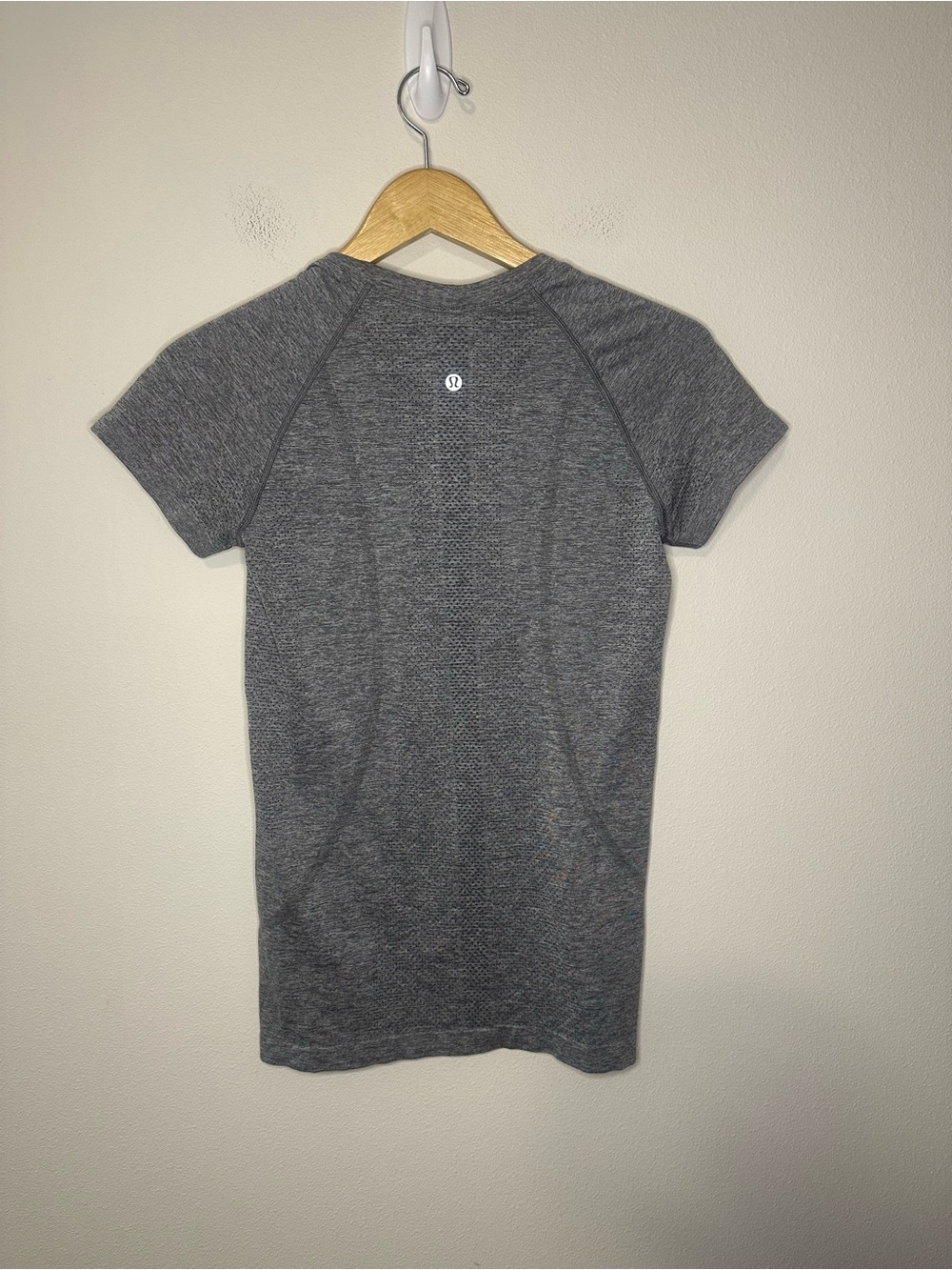 Lululemon Swiftly Tech Short Sleeve 2.0
Slate White gray W3DFNS size 6 - Picture 3 of 6